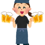 居酒屋でビールをたくさん運ぶ人