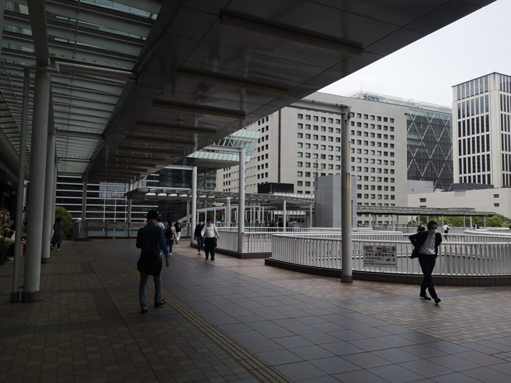 品川駅港南口(東口)左側風景:東京出入国管理庁(東京入管)への行き方(写真付き)