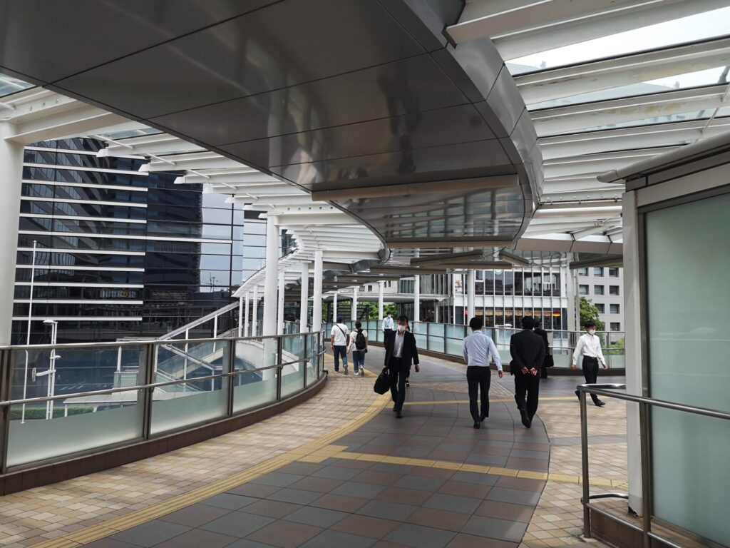 品川駅港南口(東口)歩道橋までの様子1:東京出入国管理庁(東京入管)への行き方(写真付き)