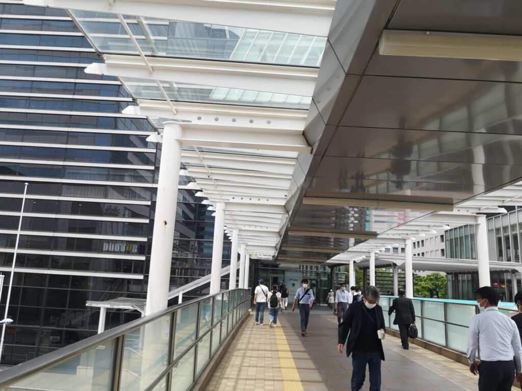 品川駅港南口(東口)歩道橋までの様子2:東京出入国管理庁(東京入管)への行き方(写真付き)