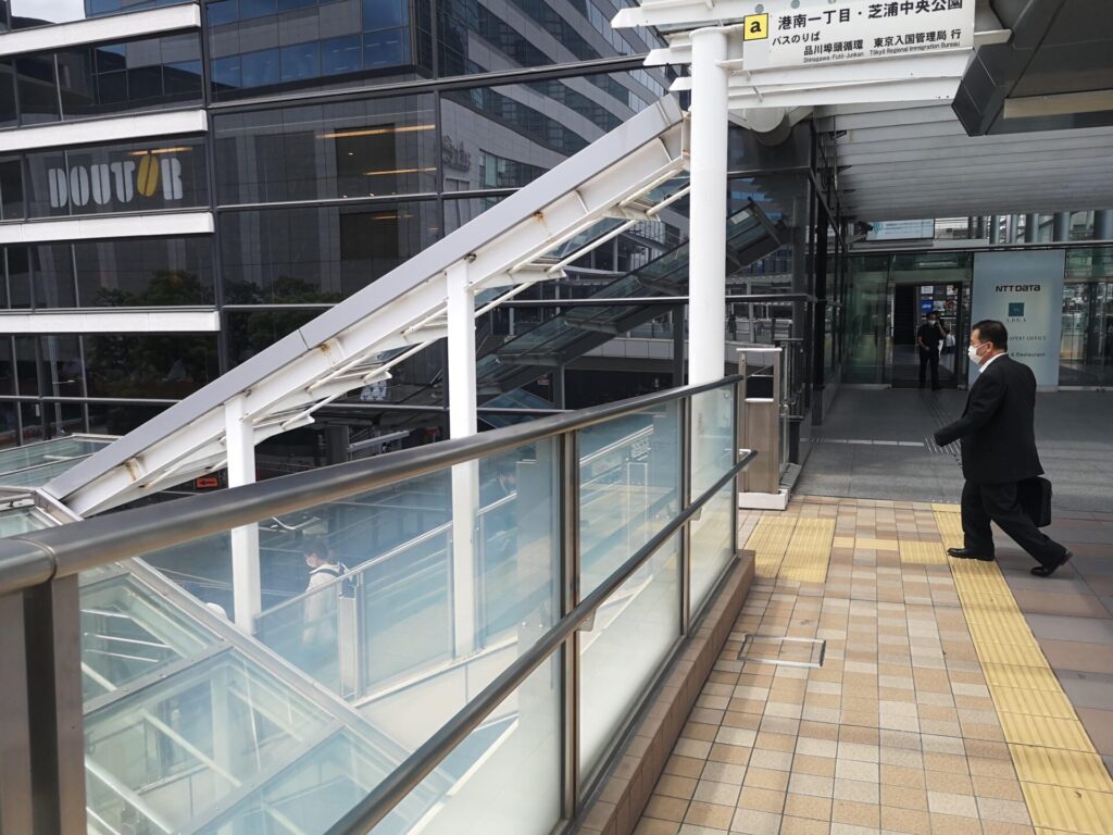 品川駅港南口(東口)から階段へ1:東京出入国管理庁(東京入管)への行き方(写真付き)