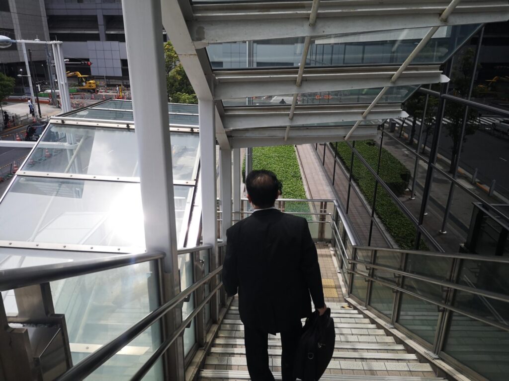 品川駅港南口(東口)から階段の様子2:東京出入国管理庁(東京入管)への行き方(写真付き)