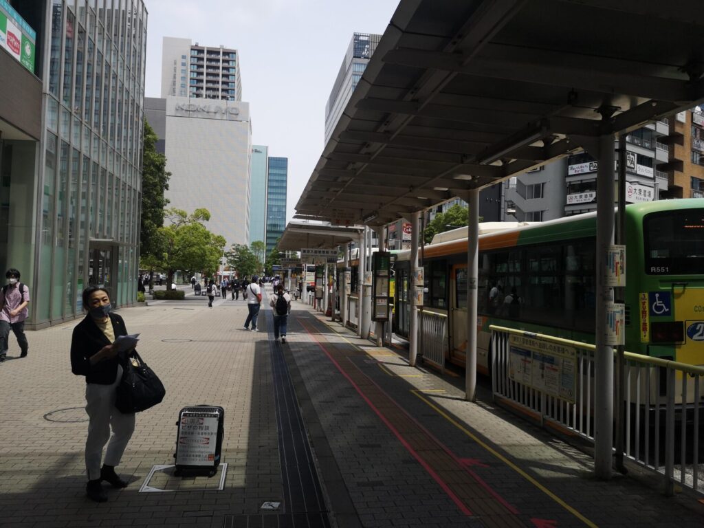 品川駅港南口(東口)から階段を降り切った風景1:東京出入国管理庁(東京入管)への行き方(写真付き)